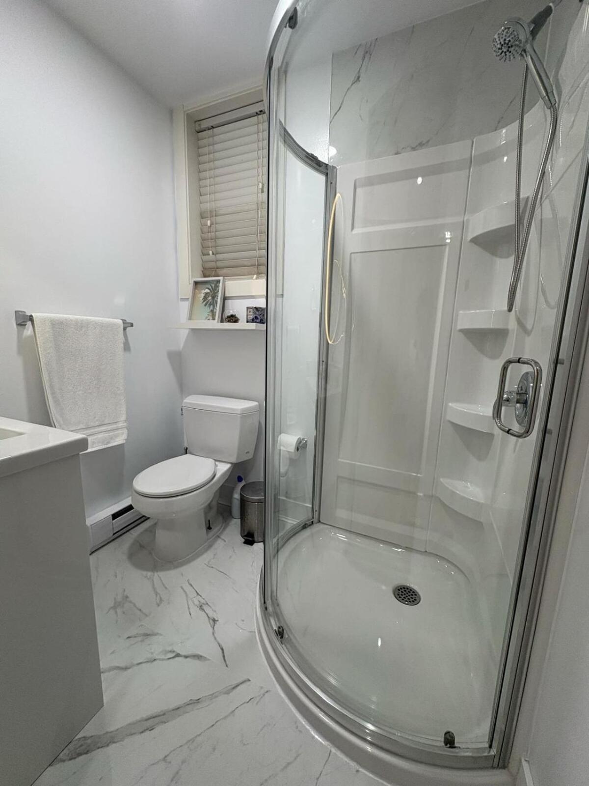 Guest Room With Private Bath In Langford Victoria Kültér fotó