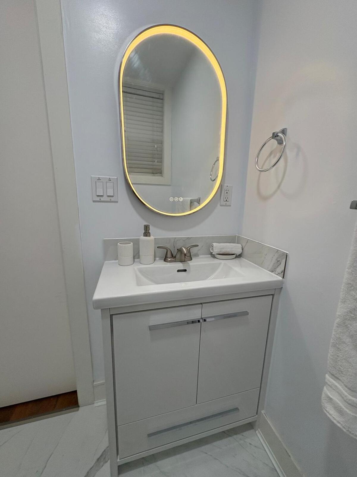 Guest Room With Private Bath In Langford Victoria Kültér fotó