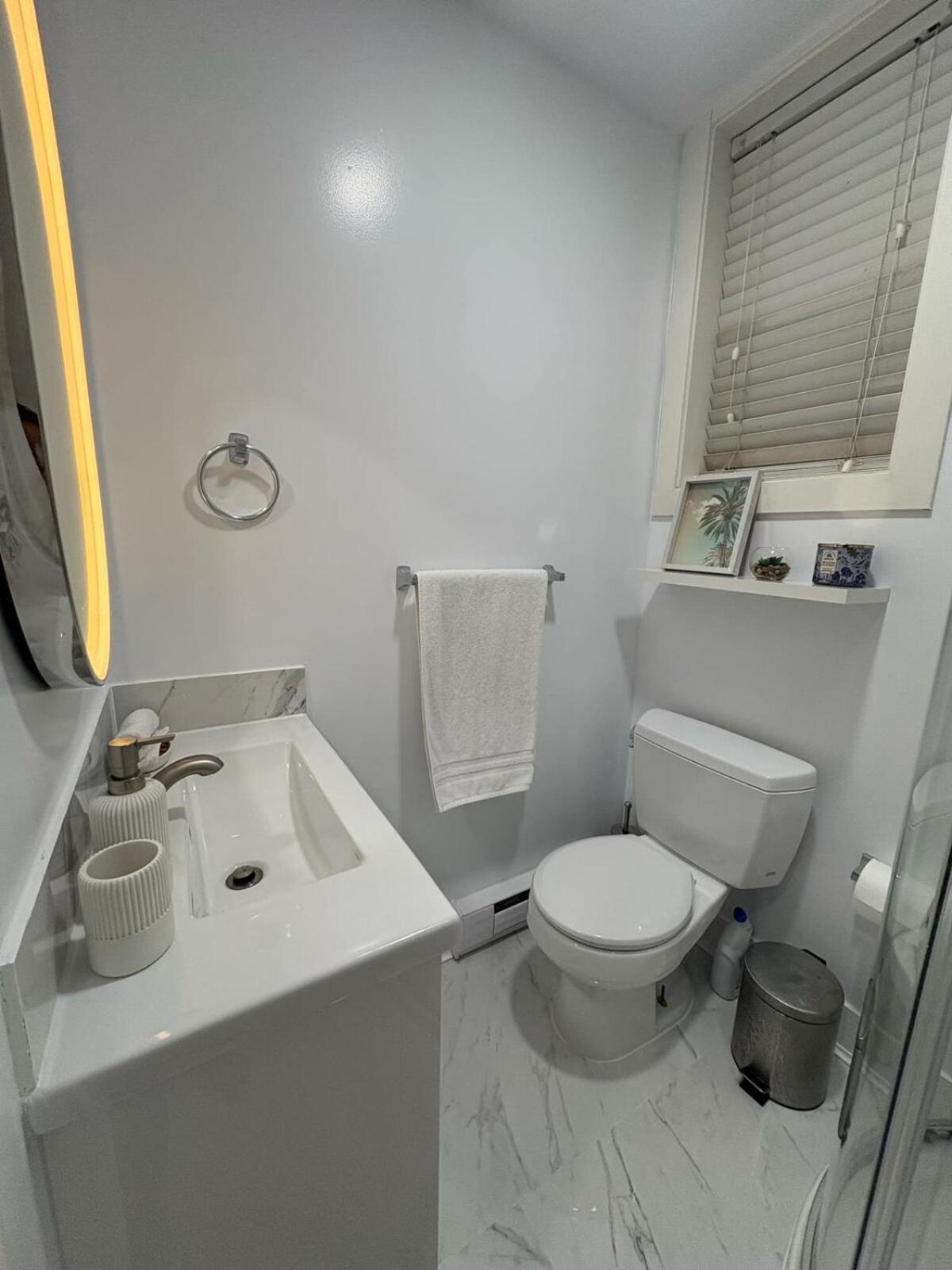 Guest Room With Private Bath In Langford Victoria Kültér fotó