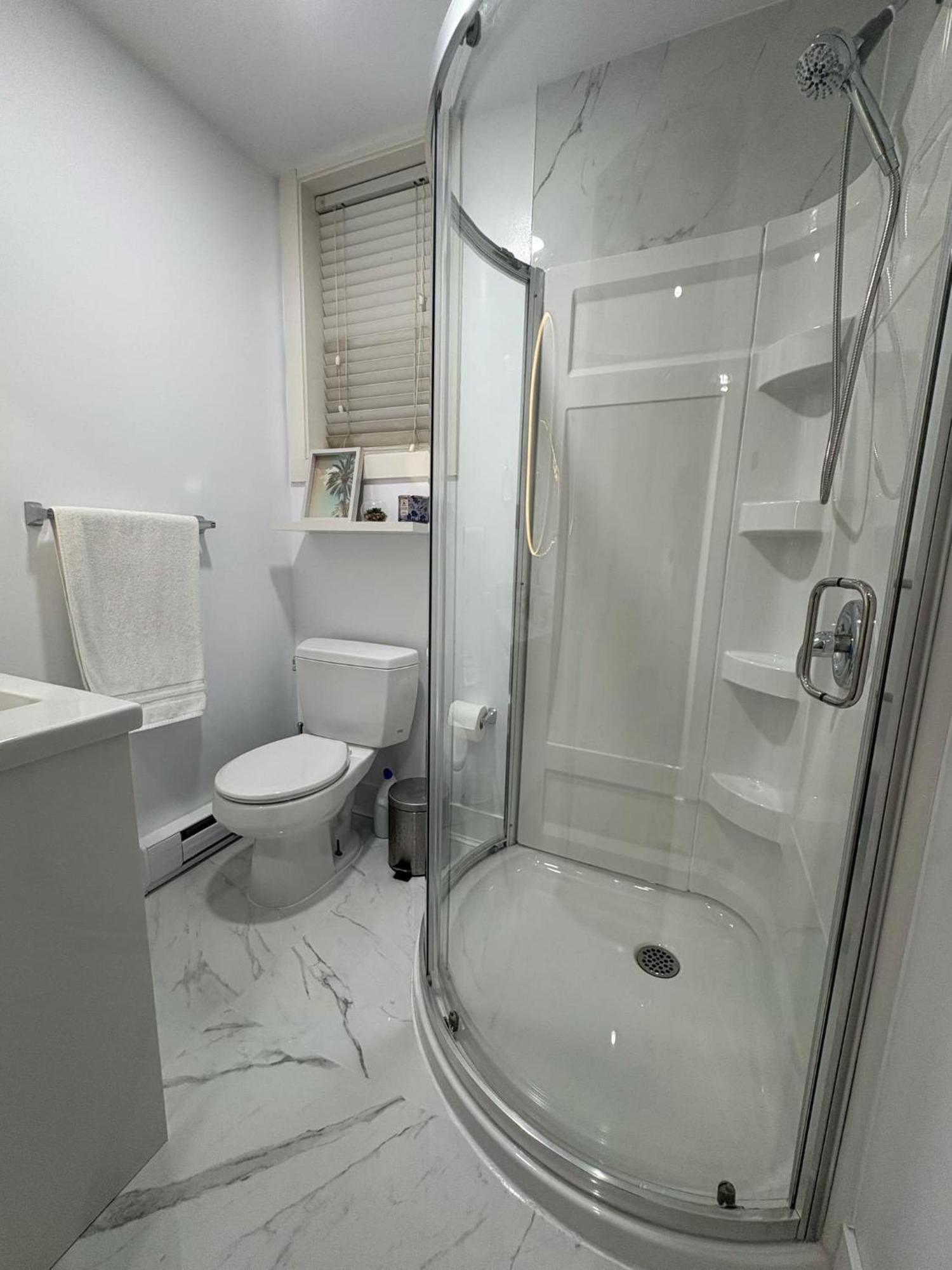 Guest Room With Private Bath In Langford Victoria Kültér fotó